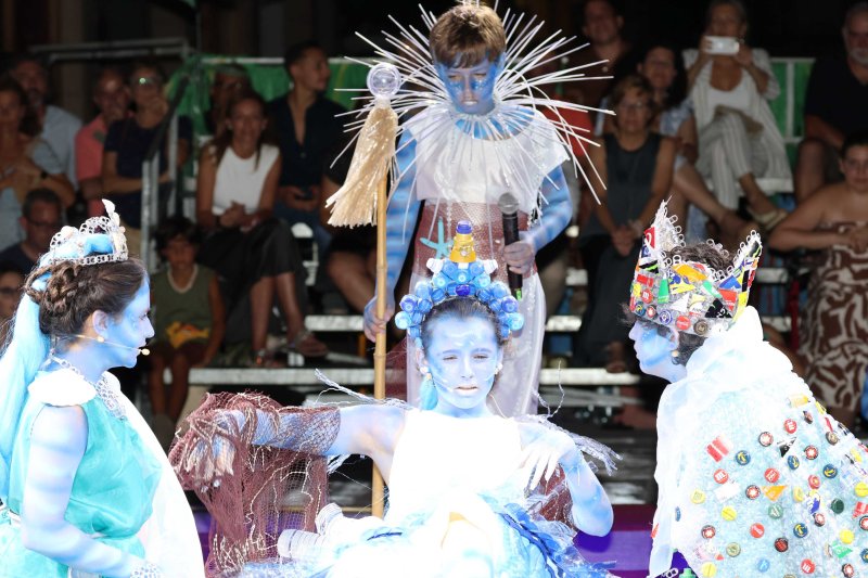 Y los mares sucumben ante la acción depredadora y el egoísmo de la humanidad en los Escacs Vivents de Xàbia  Y los mares sucumben ante la acción depredadora y el egoísmo de la humanidad en los Escacs Vivents de Xàbia